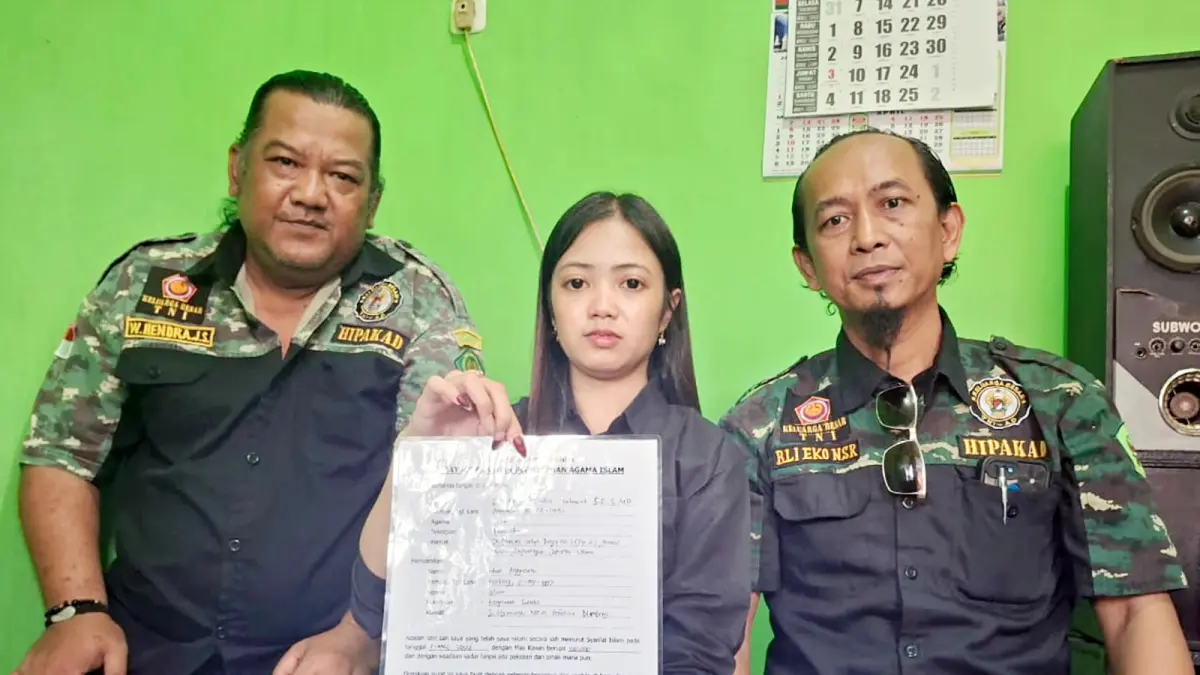 LAPORKAN KE POLRESTA: Intan Anggraeni menunjukkan salah satu dokumen pernikahannya yang diduga dipalsukan. (Nabila Amelia / Radar Malang) 