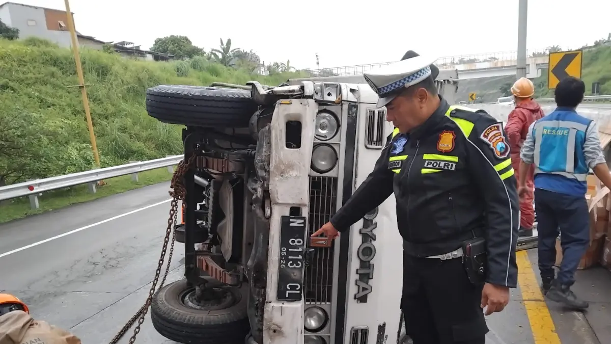 Sebuah pikap boks terguling setelah pecah ban di Tol Pandaan-Malang Km 78, Kamis (9/4) sore. (Satlantas Polres Malang)