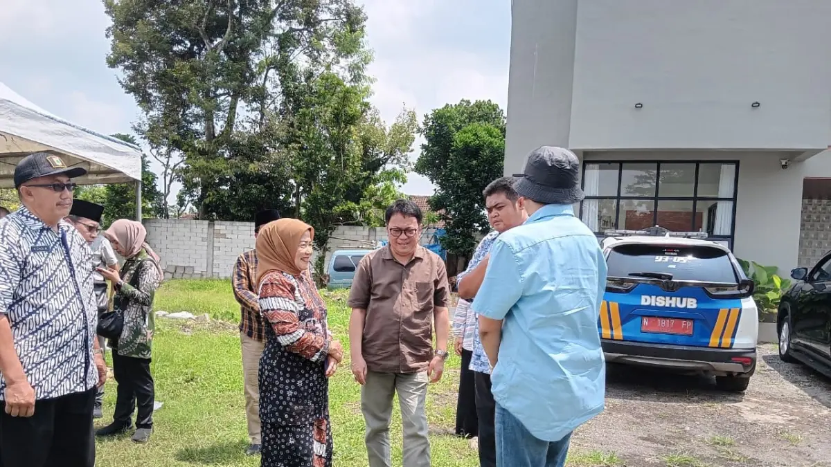 SEGERA DIBANGUN: Wakil Bupati Malang Lathifah Shohib (tengah) meninjau lahan untuk SPPG di Desa Ganjaran, Kecamatan Gondanglegi kemarin (9/4).