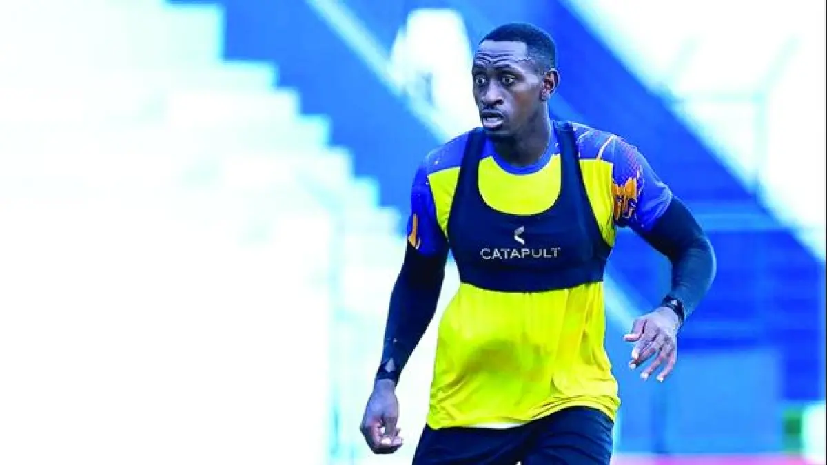 SINGKIRKAN GANGGUAN EKSTERNAL: Gelandang Singo Edan Matheus Blade mencari rekannya sebelum mengirim umpan dalam internal game Arema FC di Stadion Gajayana, Rabu lalu (8/4). (Foto: MO Arema FC)