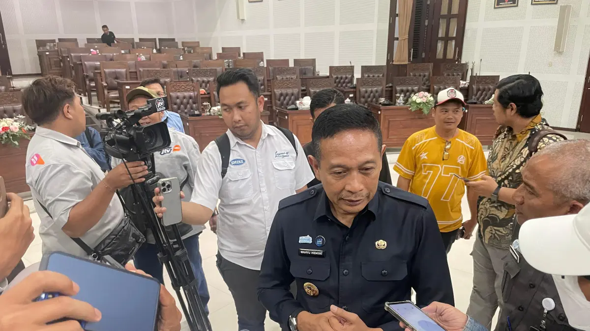 Wali Kota Malang Wahyu Hidayat memberikan keterangan mengenai kebijakan WFH ASN. (Andika Satria Perdana/Radar Malang)