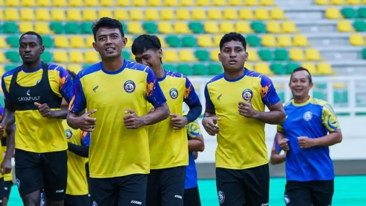 BERUSAHA JAGA PERFORMA: Para pemain Arema FC menjalani official training di Banten International Stadium sebelum melawan Persita Tangerang.
