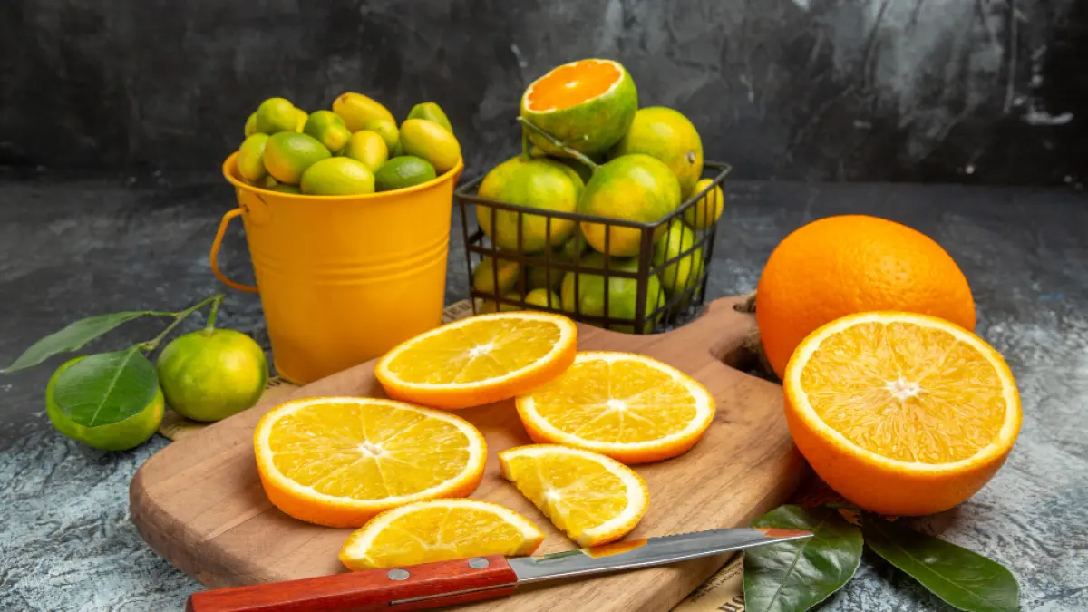 Buah jeruk mengandung vitamin C yang dapat membantu menaikkan kadar trombosit. (Freepik).
