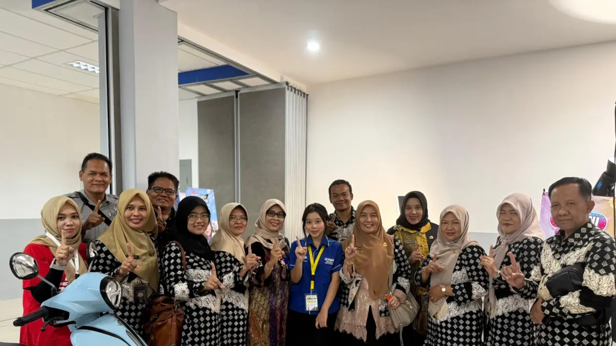 FULL SUPPORT : Kepala Cabdindik Wilayah Kabupaten Malang Dwi Anggraeni SPd MPd (tengah) bersama peserta LKS tingkat Provinsi Jatim didampingi MKKS SMA/SMK Negeri dan Swasta Kabupaten Malang.