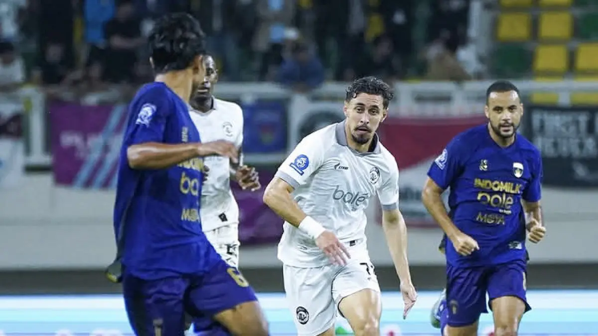 Gelandang Arema FC Gustavo Franca berusaha melewati pemain Persita di Banten International Stadium, Jumat (10/4). (MO Arema FC)