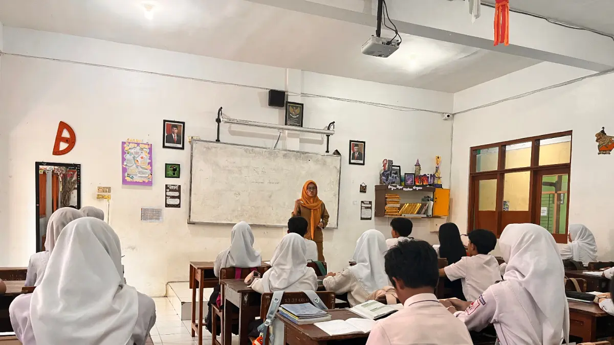HARUS LAKUKAN PENYESUAIAN: Para siswa SMP Sriwedari Kota Malang fokus mengikuti pembelajaran, kemarin. Kebutuhan guru SMP di Kota Malang mencapai 215 tenaga pendidik.