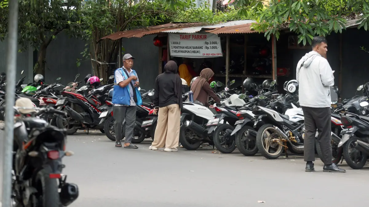 LAYANAN HARUS MENINGKAT: Area parkir tepi jalan di sebelah Mal Olympic Garden (MOG) jadi salah satu penyumbang pendapatan retribusi Kota Malang.