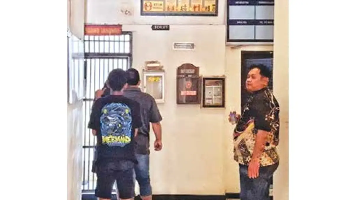 MASUK BUI-Tiga tersangka kasus pembobolan SMPN 1 Pakisaji
masuk ruang tahanan Polsek Pakisaji kemarin (10/4).