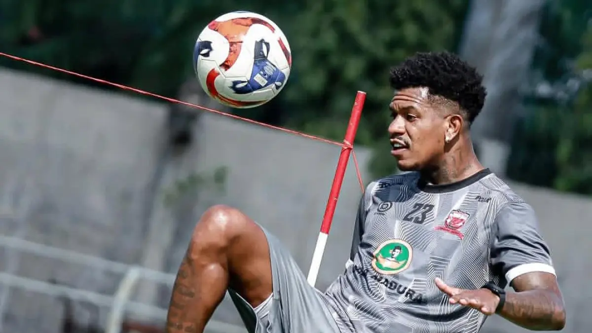 Meski masih terpuruk di zona degradasi, semangat tak pernah padam di sesi latihan Madura United. Tim asuhan Achsanul Qosasi ini terus mengasah kemampuan demi memburu poin penuh. (Instagram @maduraunited.fc)