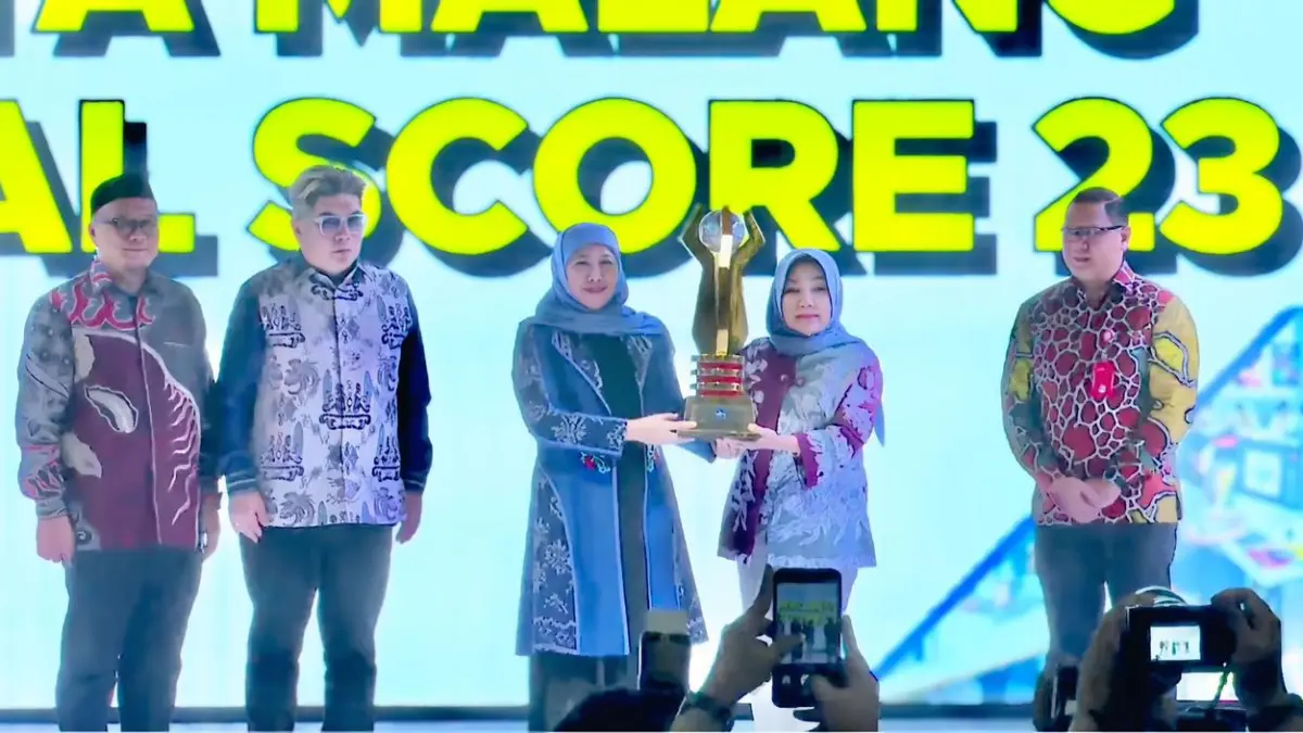 PANUTAN : Gubernur Jawa Timur Khofifah Indar Parawansa (tengah) memberikan Piala Juara Umum LKS Provinsi Jatim kepada Kepala Cabdindik Kota Malang - Kota Batu Dr Hj. Hastini Ratna Dewi MPd, Kamis (9/4).