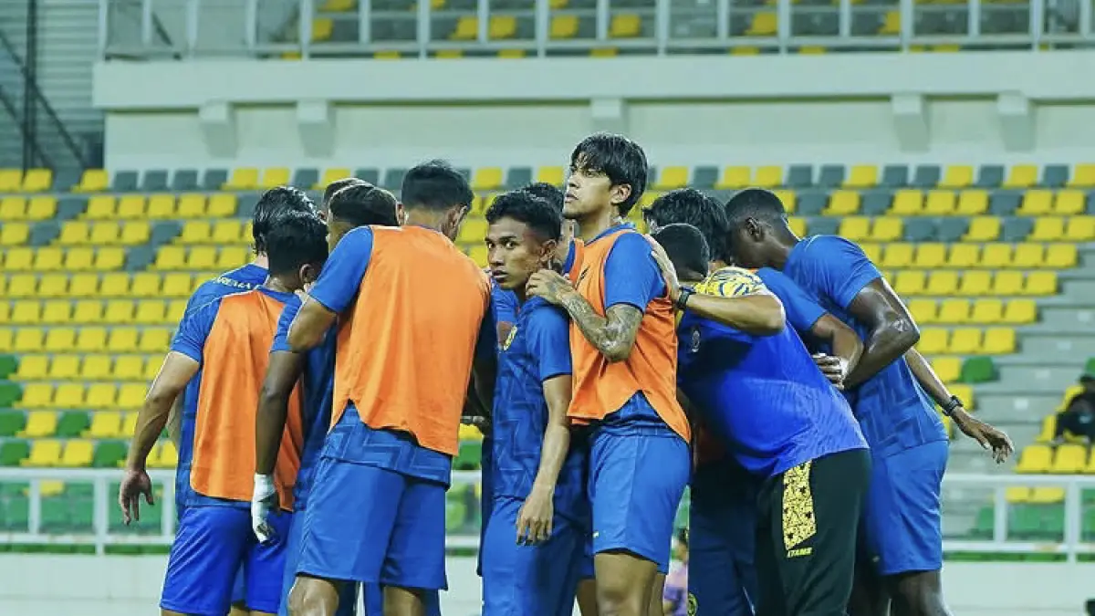Pemain Arema FC melakukan pemasan sebelum melawan Persita di Banten International Stadium, Jumat (10/4). (MO Arema FC)