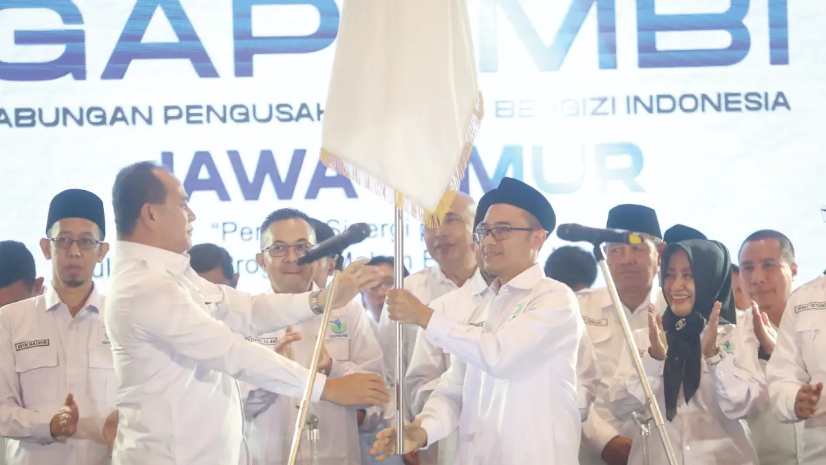 TAK BUANG WAKTU: Ketua DPW GAPEMBI Jawa Timur Makhrus Sholeh menerima bendera pelantikan dari Wakil Kepala Badan Gizi Nasional Irjen Pol (Purn) Sony Sonjaya, di Hotel Grand Mercure, Kamis lalu (9/4).
