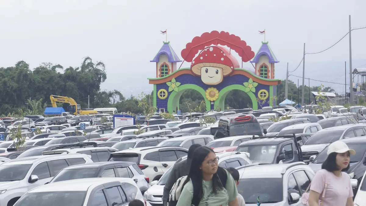 Tempat parkir wisata Mikutopia dipadati kendaraan wisatawan pekan lalu. (Rori Dinanda Bestari/Radar Malang)