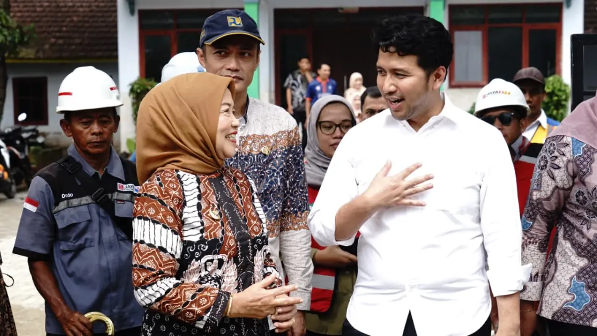 Wagub Jatim Emil Dardak meninjau Jalan Gondanglegi–Balekambang didampingi Wabup Malang Lathifah Shohib. (Prokopim Kabupaten Malang)
