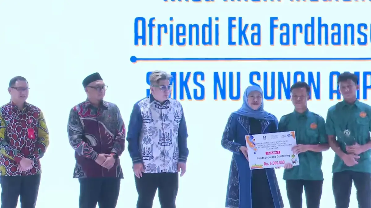 GEMILANG: Gubernur Jawa Timur Khofifah Indar Parawansa (tiga dari kanan) memberikan penghargaan Juara 1 LKS Provinsi Jatim bidang Landscape and Gardening kepada SMK NU Sunan Ampel Poncokusumo, Kamis (9/4).