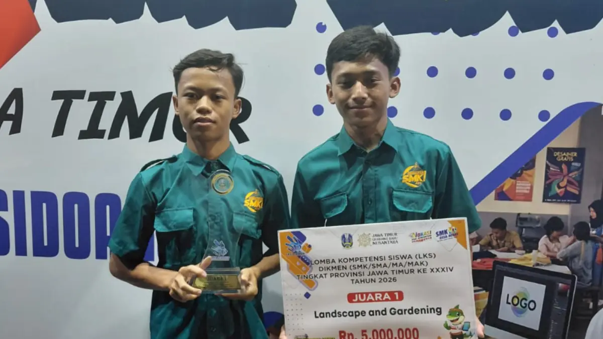 TERBAIK: Ahmad Ilham Maulana dan Afriendi Eka Fardhansyah Kontingen SMK NUSA yang berhasil meraih Juara 1 bidang lomba Landscape and Gardening LKS DIKMEN Jawa Timur.
