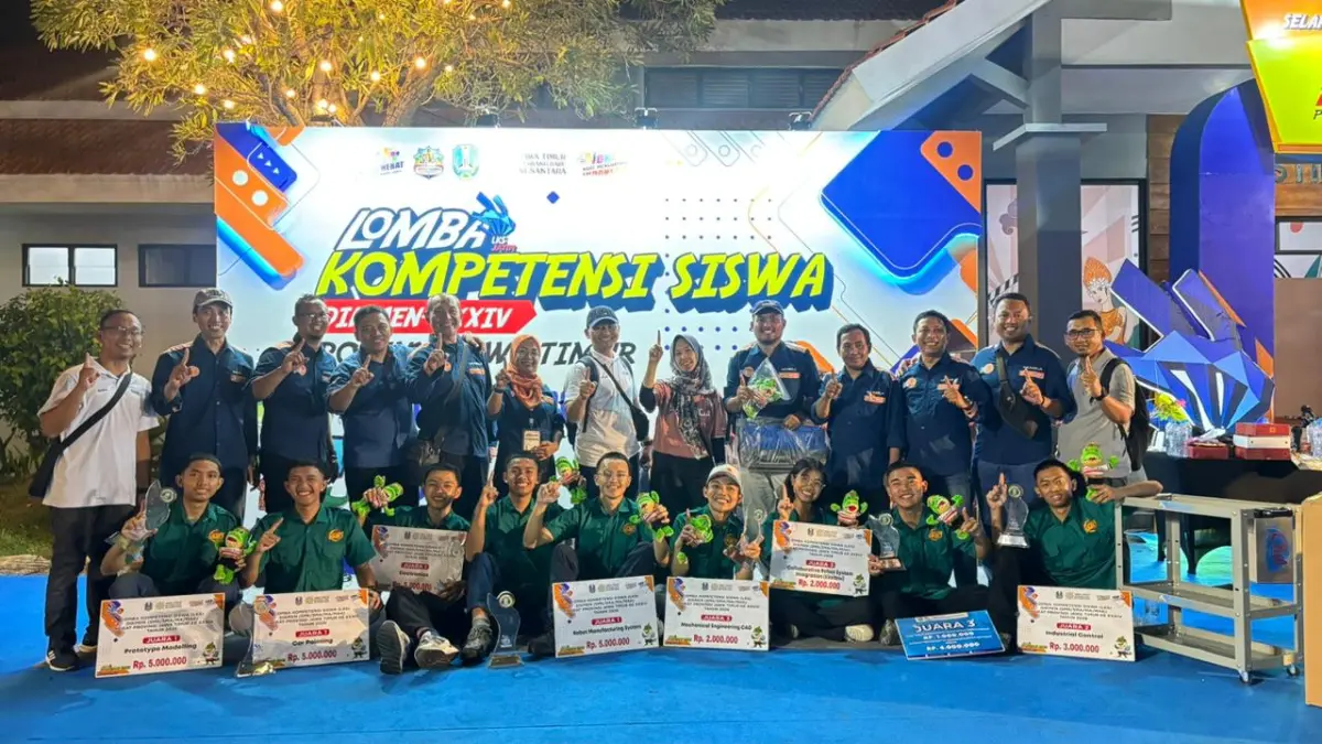 TERBAIK: Kepala SMK PGRI 3 Malang Dr Moch. Lukman Hakim ST MM (tengah) bersama management mengawal langsung kontingen SKARIGA di ajang LKS Jatim 2026.