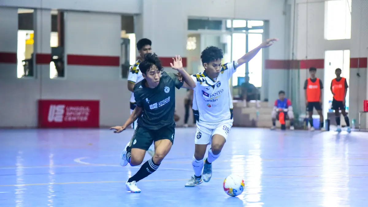 AGRESIF: Achmad Vicky Irawan (kiri) berebut bola dengan pemain Hampton FC Surabaya di Unggul Sports Center, Singosari, Sabtu lalu (11/4).