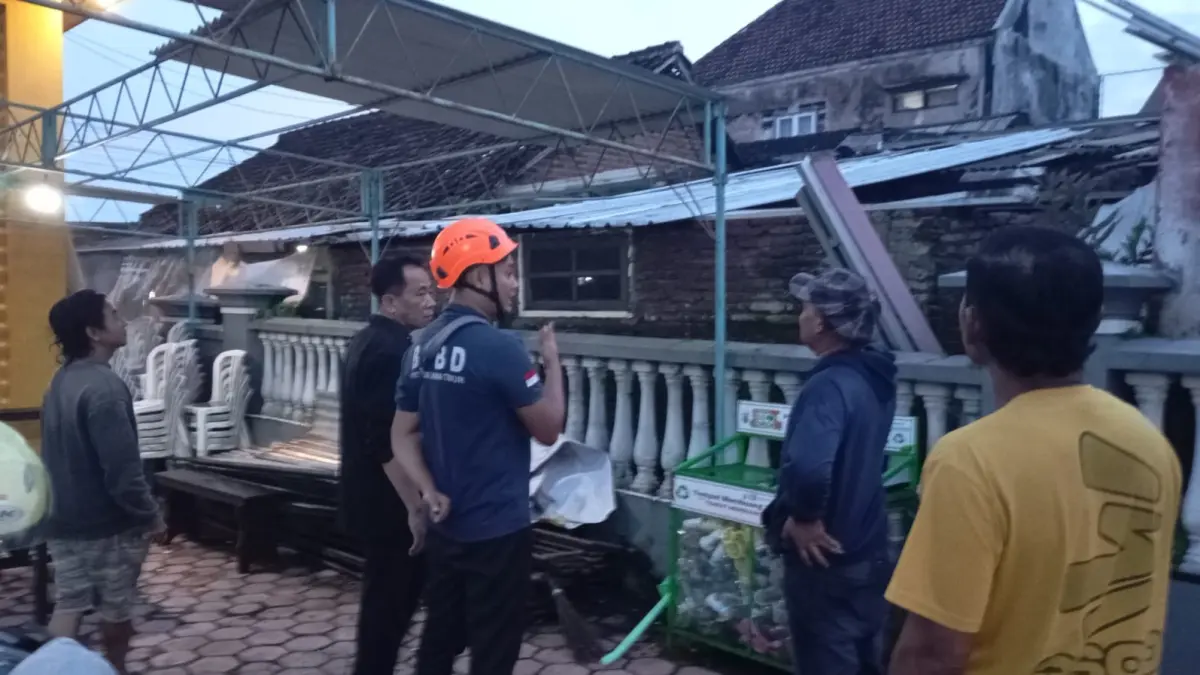 AKIBAT CUACA EKSTREM: Personel BPBD Kabupaten Malang meninjau kerusakan akibat puting beliung di Dusun Purworejo, Desa Tunjungtirto, Kecamatan Singosari, Sabtu sore (11/4). (BPBD Kabupaten Malang)