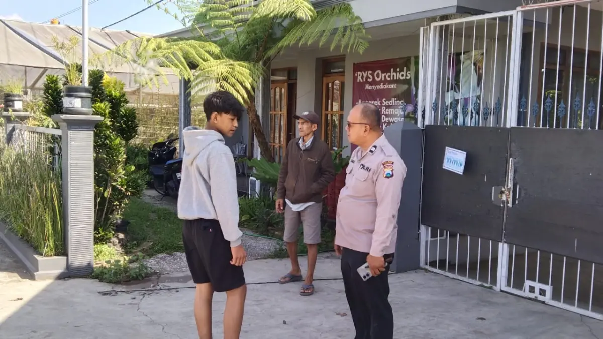 CEK LOKASI: Polisi melakukan penelusuran kasus video viral penipu berkedok polisi di Pakis.