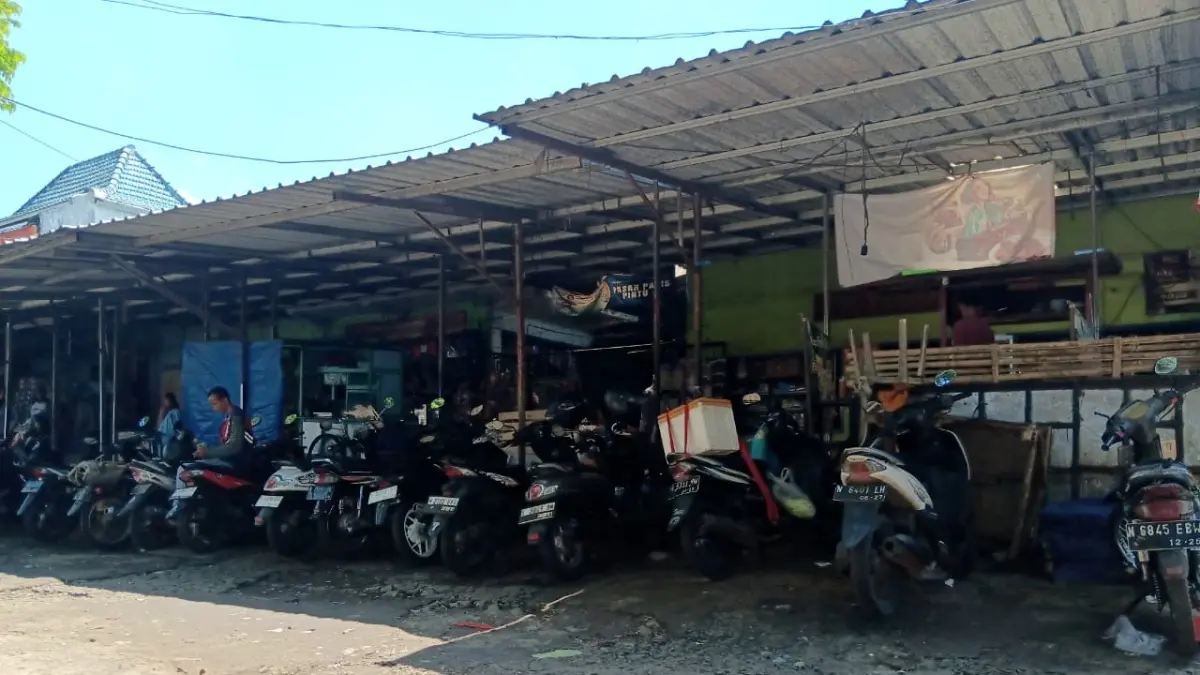 GENJOT PENDAPATAN: Deretan sepeda motor terparkir di area Pasar Pakis kemarin siang. (Indah Mei Yunita/Radar Malang)