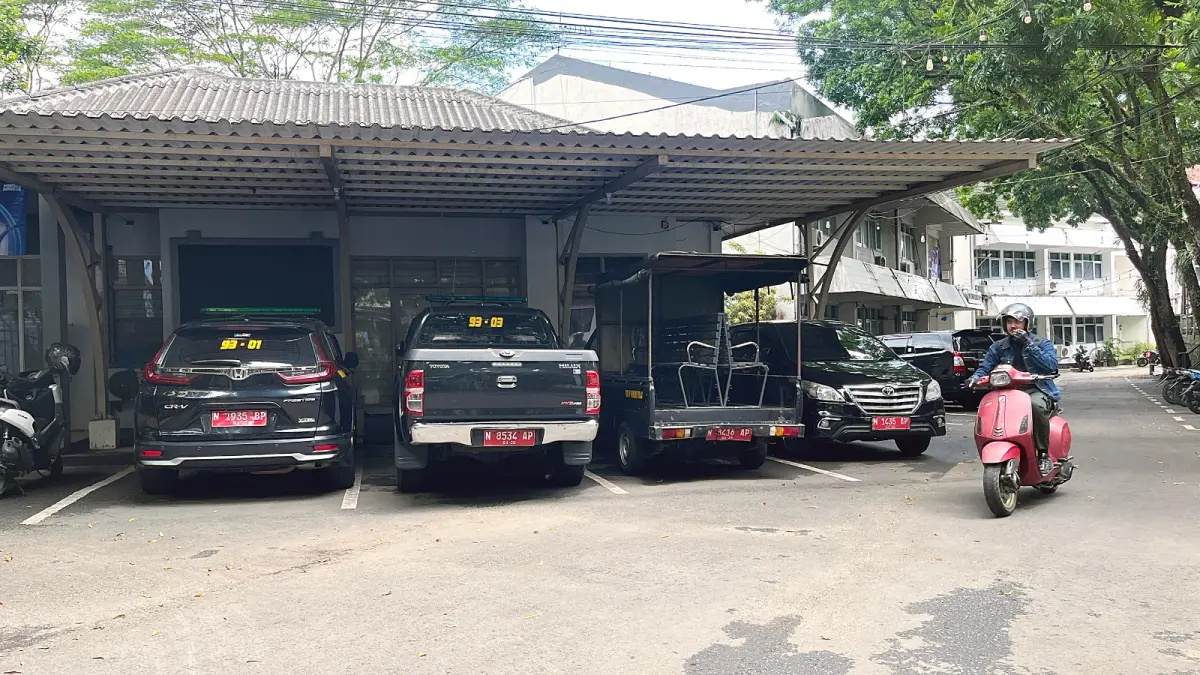 IKUT SUMBANG PENDAPATAN: Deretan mobil dinas di lingkungan Balai Kota Malang terparkir rapi, kemarin. Mobil-mobil itu juga punya kewajiban membayar pajak kendaraan