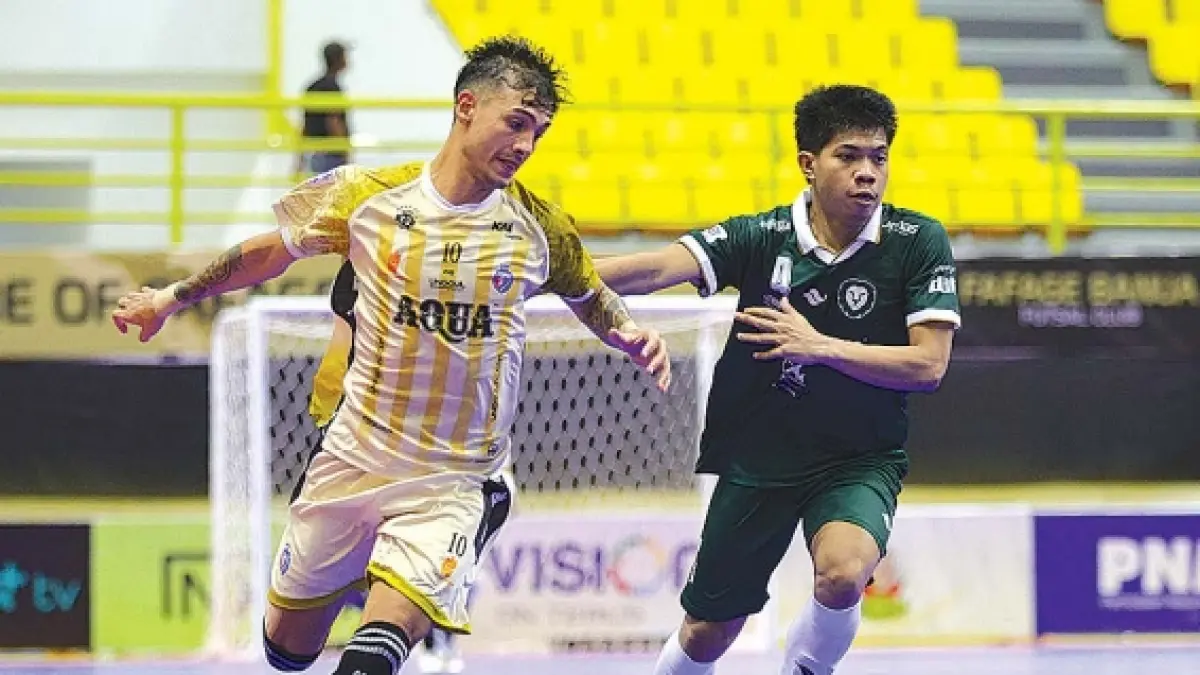 JADI SUMBER GOL: Andres Josue Teran berusaha lepas dari penjagaan pemain Moncongbulo FC dalam laga PFL pekan ke-8 di Banjarbaru. MO Unggul FC Malang For Radar Malang
