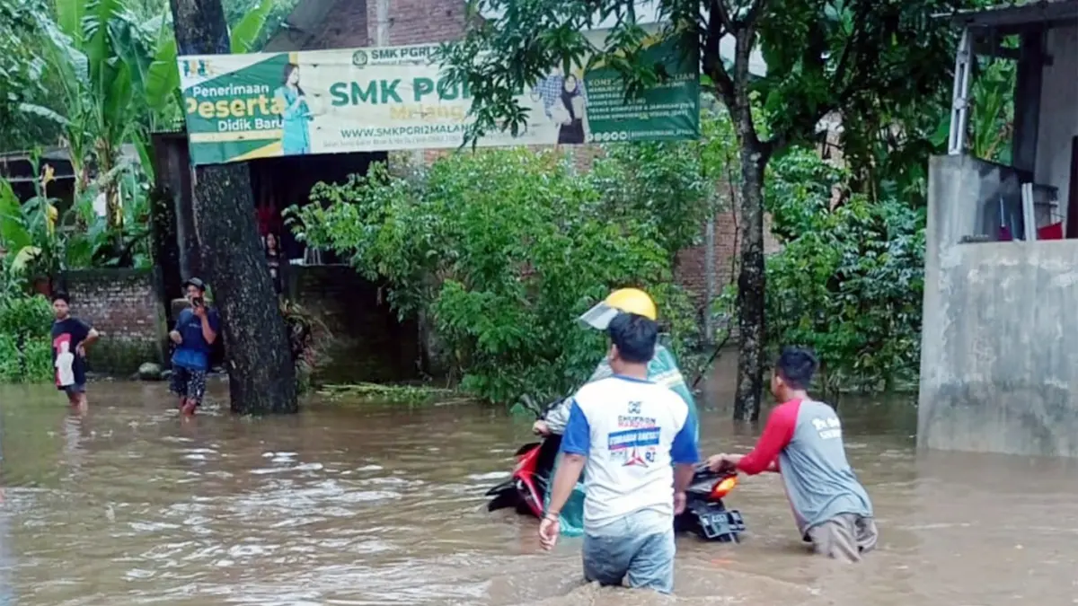 MASIH ADA POTENSI BENCANA: Banjir sempat menggenang kawasan Kelurahan Lesanpuro, Kedungkandang Gang 12, Kamis lalu (9/4). 