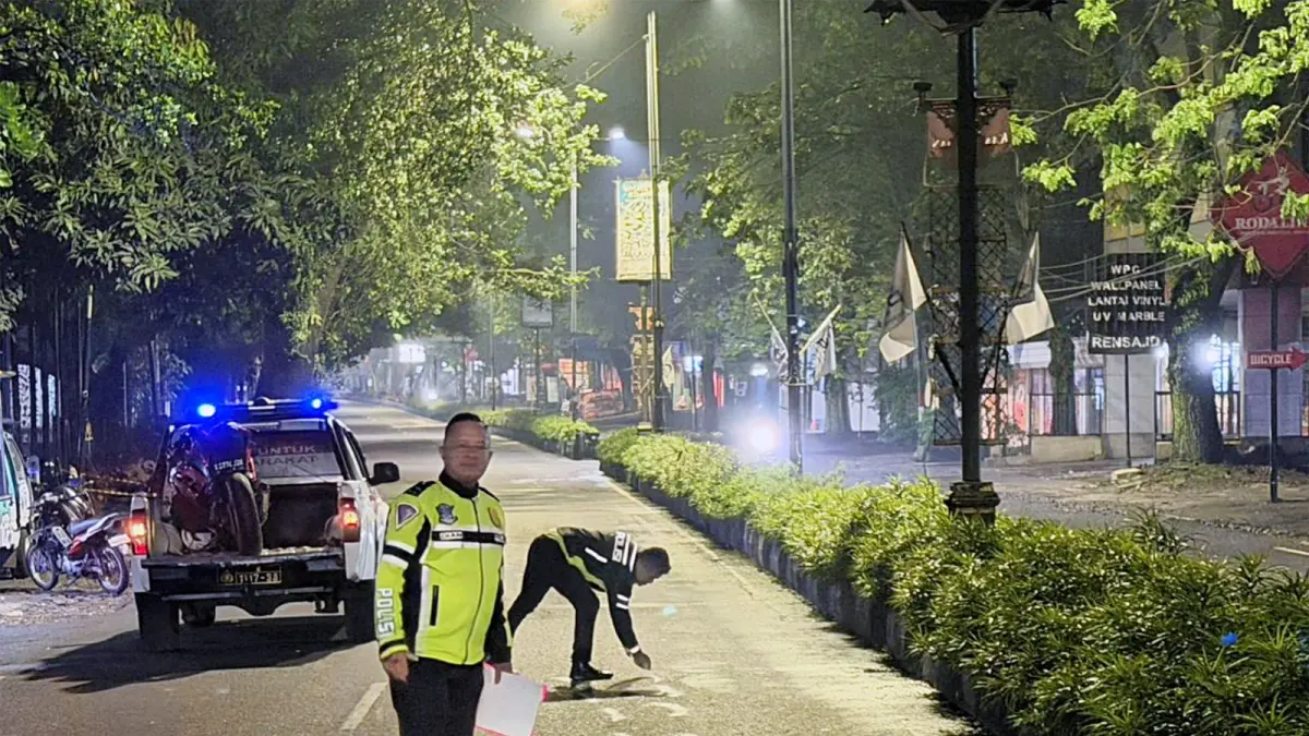 MASIH DIRAWAT: Polisi memberi penanda di lokasi kecelakaan di Jalan Letjen Sutoyo, Kecamatan Lowokwaru, kemarin pagi (11/4). 