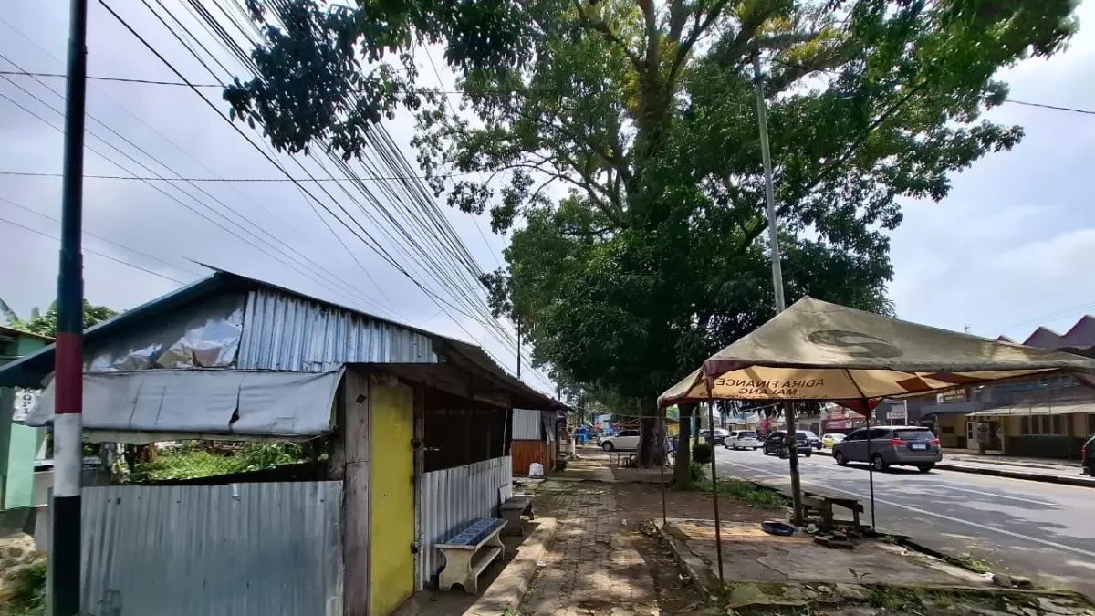 MENGGANGGU: Bangunan liar di atas Sungai Surak masih berdiri hingga kemarin. Berdirinya bangunan di sana membuat normalisasi Sungai tertunda. (Biyan Mudzaky Hanindito/Radar Malang)