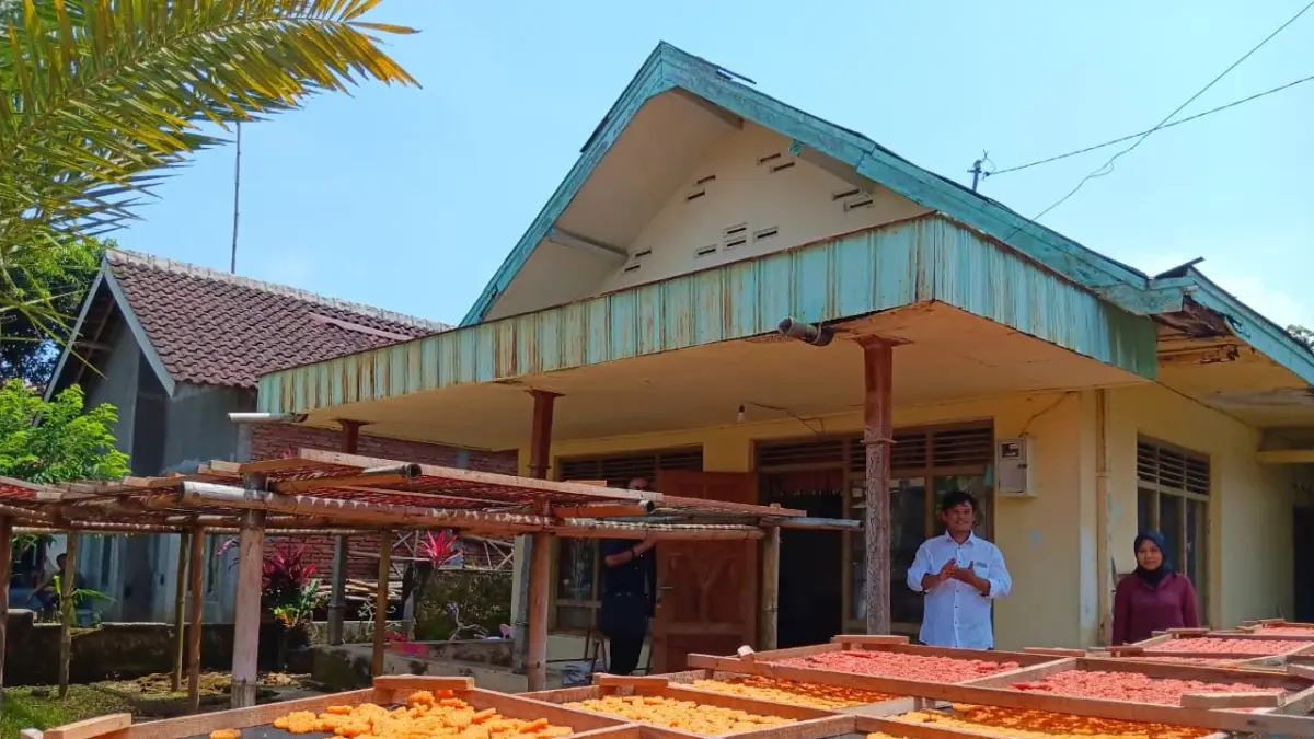 PENGERINGAN: Warga Sambigede, Kecamatan Sumberpucung menjemur rengginang di depan rumah beberapa waktu lalu.

Indah Mei Yunita - Radar Malang