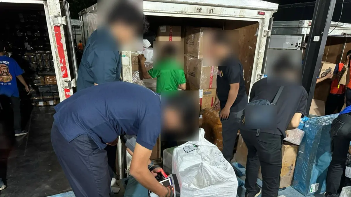 PENINDAKAN: Personel KPPBC Tipe Madya Malang mengamankan rokok tak dilekati pita cukai di Bululawang beberapa waktu lalu.