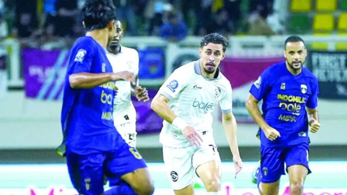 PERFORMA POSITIF: Gelandang Serang Arema FC Gustavo Franca (tengah) berusaha melewati pemain Persita Tangerang dalam laga BRI Super League di Banten International Stadium, 10 April. (Foto: MO Arema FC)