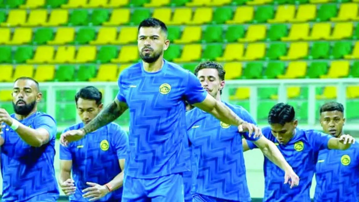 PUNYA MODAL POSITIF: Para pemain Arema FC menjalani sesi pemanasan sebelum melawan Persita Tangerang, 10 April lalu. (Foto: MO Arema FC)