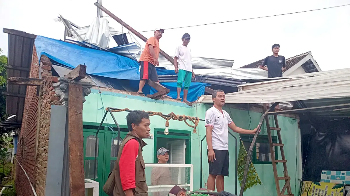 TERIMBAS: Salah satu rumah warga di Desa Tunjungtirto, Kecamatan Singosari terdampak angin kencang, kemarin siang.