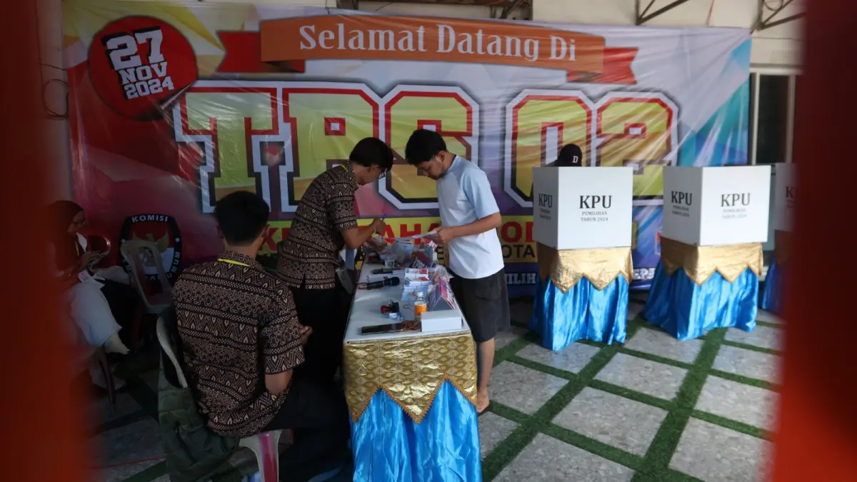 TERJADI LONJAKAN: Salah satu warga Kota Malang menggunakan hak suaranya di TPS 02 Kecamatan Blimbing. Total pemilih di Kota Malang mencapai 677.336 orang saat ini. (Foto:Darmono)
