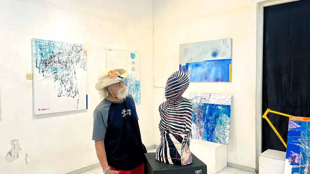 TUANGKAN KERESAHAN: Yon Wahyuono atau akrab disapa Bung Yon memamerkan 17 karya seninya dalam pameran tunggal di Gedung Dewan Kesenian Malang (DKM). (NAHDIATUL AFFANDIAH/RADAR MALANG)