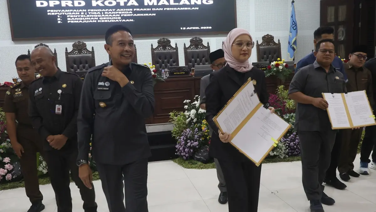 ATURAN BARU: Wali Kota Malang Wahyu Hidayat dan Ketua DPRD Kota Malang Amithya Ratnanggani Siraduhitta (depan) setelah mengesahkan Perda Penyelenggaraan Perparkiran, kemarin (13/4). (Darmono / Radar Malang)