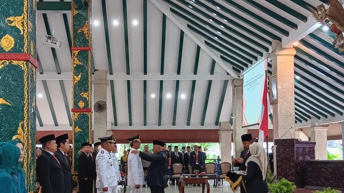 BANTAH JUAL BELI KURSI: Bupati Malang H M. Sanusi (kanan) mengukuhkan puluhan pejabat Pemkab Malang di Pendapa Agung Kabupaten Malang kemarin (13/4).

