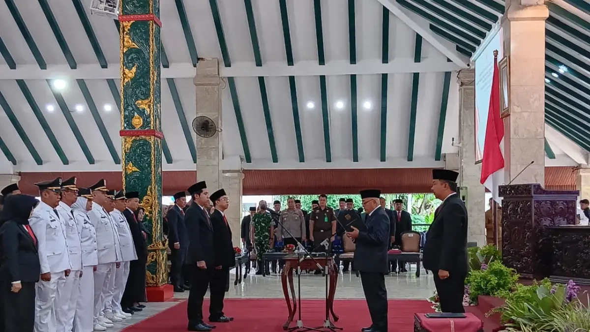 Bupati Malang H M. Sanusi (kanan) melantik tiga pejabat tinggi di pendapa Kabupaten Malang, Senin (13/4). (Indah Mei Yunita/Radar Malang)