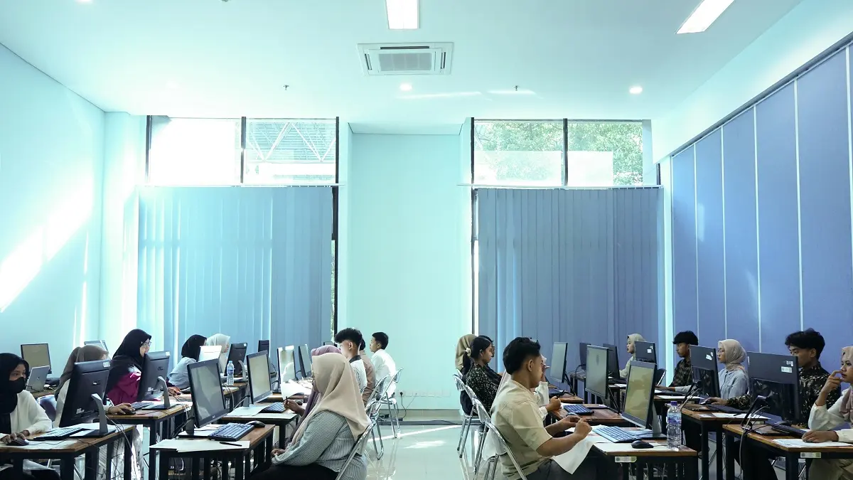 DIPILIH KEMBALI: Sejumlah pelajar mengikuti Ujian Tulis Berbasis Komputer (UTBK) Seleksi Nasional Berbasis Tes (SNBT) di Universitas Negeri Malang (UM), tahun lalu. (HUMAS UM FOR RADAR MALANG)