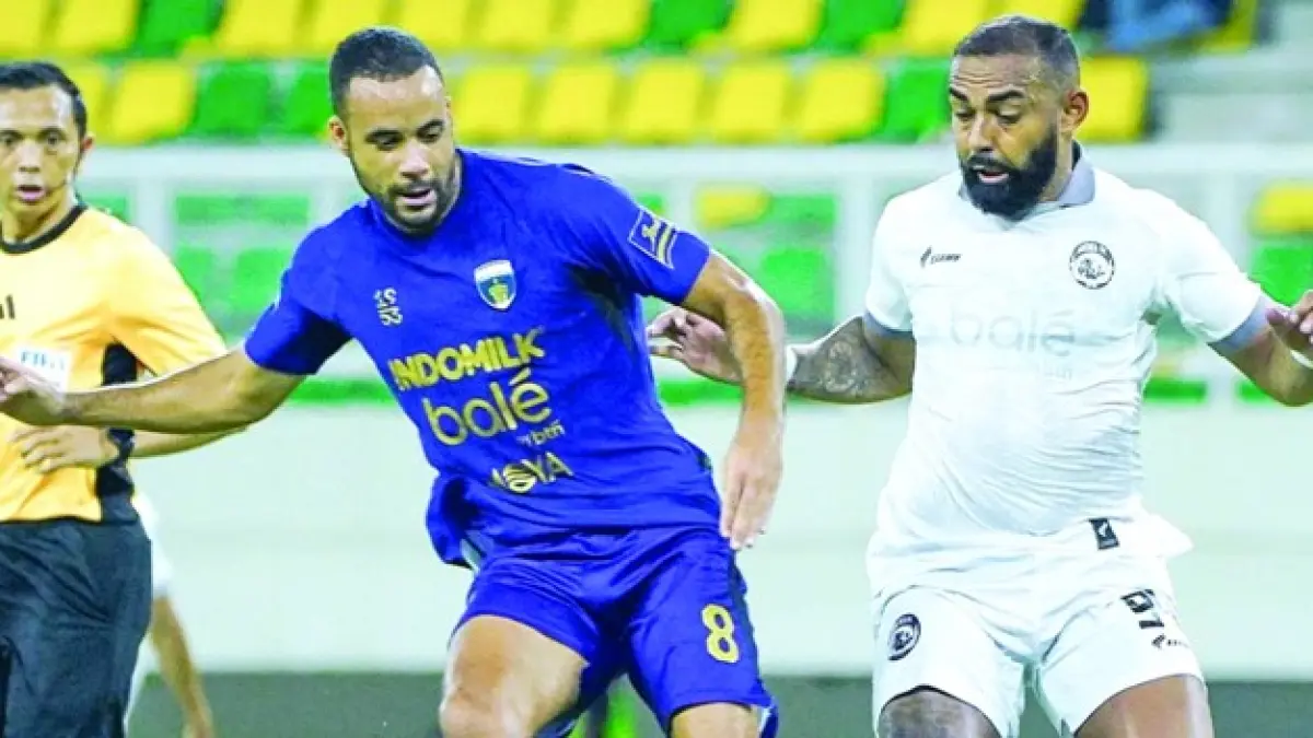 ENGGAN TERLENA: Dalberto Luan Belo (kanan) berusaha merebut bola yang dikuasai Pablo Ganet dalam laga BRI Super League Pekan Ke-27, pekan lalu.  (Foto: MO Arema FC)