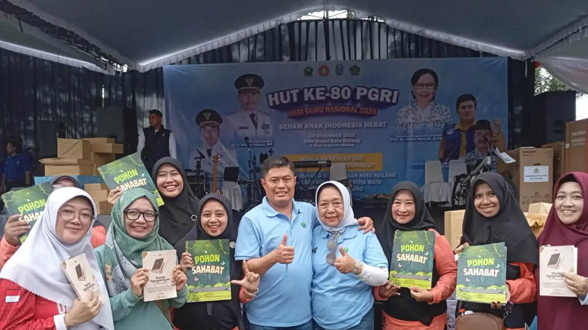 FULL SUPPORT : Kepala Disdikbud Kota Malang Suwarjana SE MM (tengah) bersama istri melaunching buku karya guru KB dan TK se-Kota Malang.