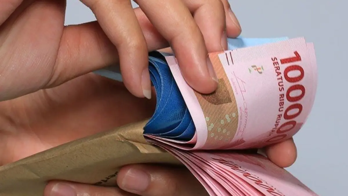 Illustrasi pencairan gaji oleh pemerintah kepada pensiunan PNS. (Freepik)