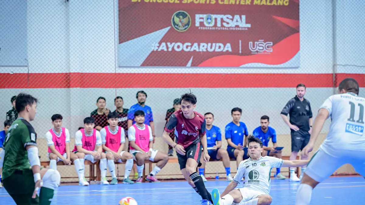 JAGA INTENSITAS PERMAINAN: Wais Alkarni (tengah) berusaha membobol gawang Bintang Timur Surabaya dalam laga uji coba di Unggul Sports Center beberapa waktu lalu. (foto: MO Arema FC)