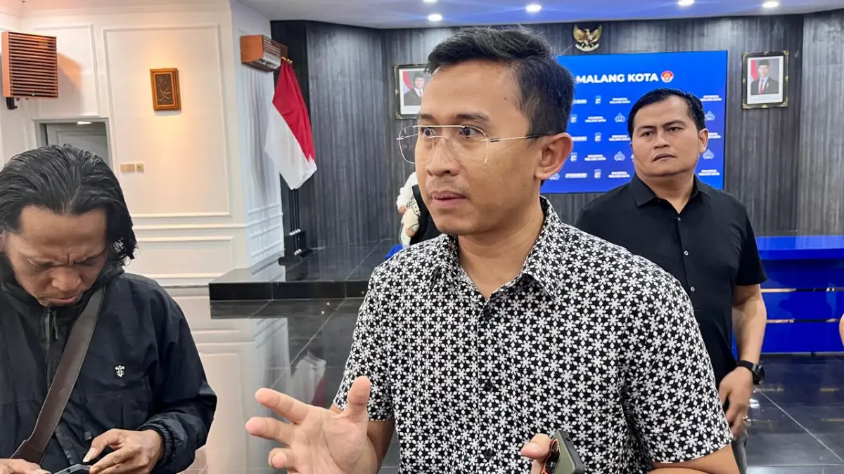 Kasat Reskrim Polresta Malang Kota AKP Rakhmad Aji Prabowo menjawab pertanyaan wartawan terkait meninggalnya Yai Mim. (Nabila Amelia/Radar Malang)