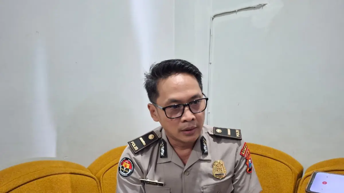 Kasi Humas Polresta Malang Kota Ipda Lukman Sobikhin memberikan keterangan kepada awak media soal kematian Yai Mim, Senin (13/4). (Nabila Amelia/Radar Malang)