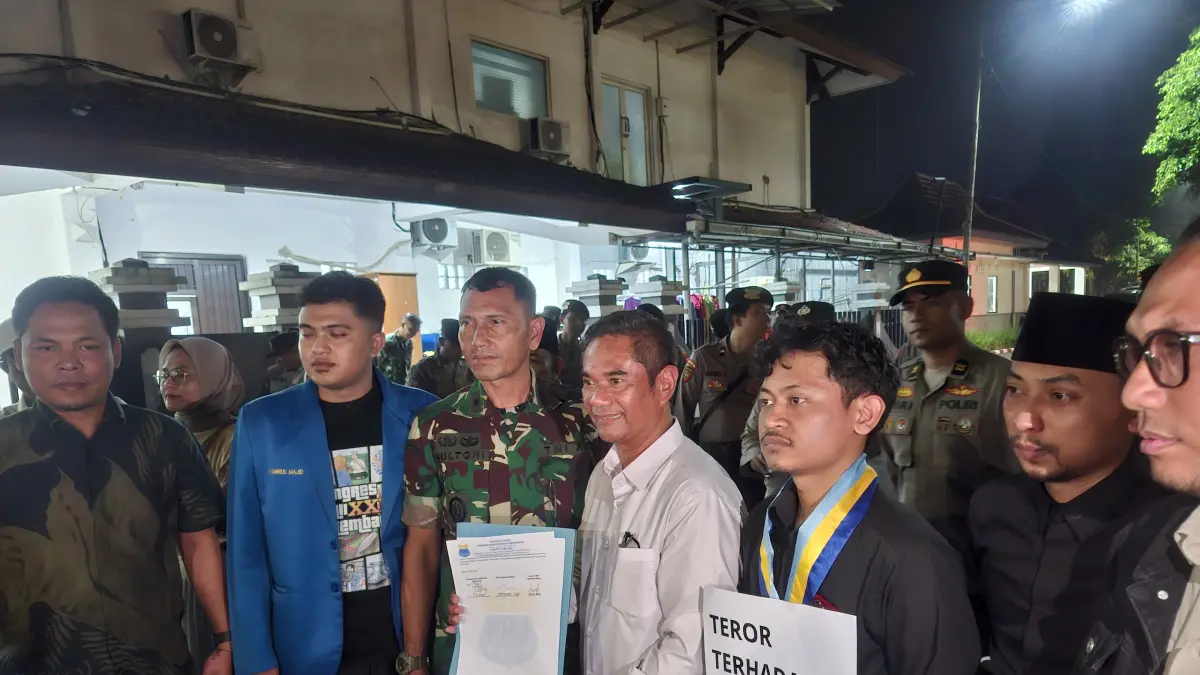 Ketua DPRD Kabupaten Malang Darmadi (tengah) bersama mahasiswa menunjukkan surat tuntutan yang sudah ditanda tangani. (Biyan Mudzaky Hanindito/Radar Malang)