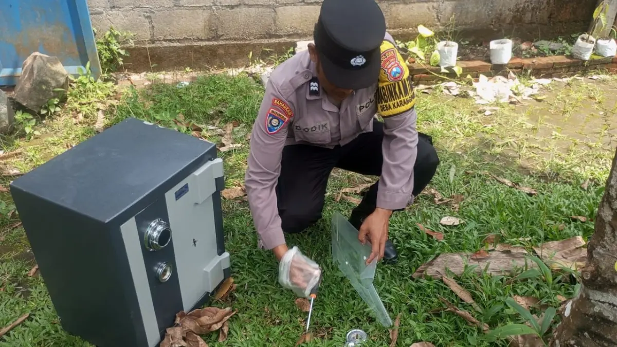 KRIMINAL: Polisi menyelidiki jejak pelaku pembobolan SMPN 1 Pakisaji beberapa waktu lalu. Keempat pelaku sudah ditangkap.