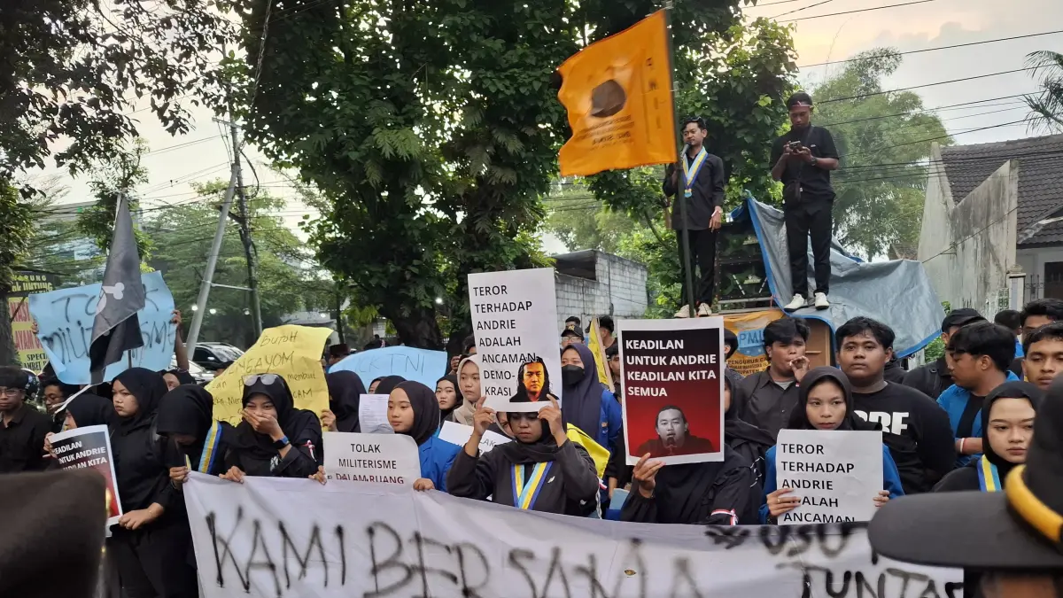 Mahasiswa yang tergabung dalam PMII Kabupaten Malang melakukan unjuk rasa di depan DPRD Kabupaten Malang, Senin (13/4). (Biyan Mudzaky Hanindito/Radar Malang)
